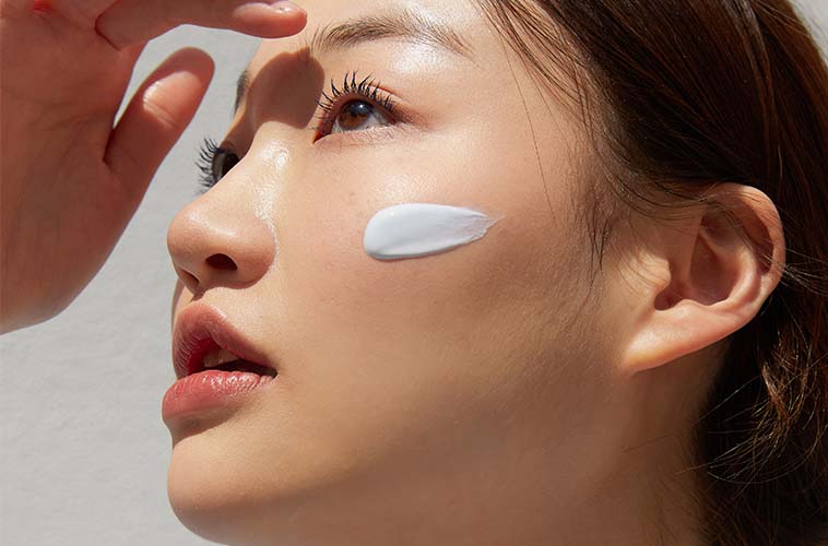 Applying sunscreen on a hot summer day — why SPF can feel congesting in heat