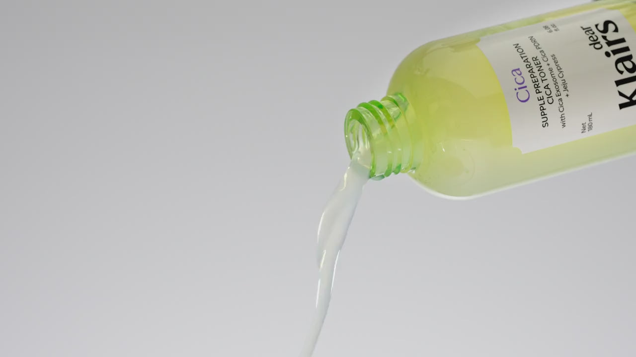 Video laden: Supple Preparation Cica Toner lightweight liquid texture pouring from the bottle