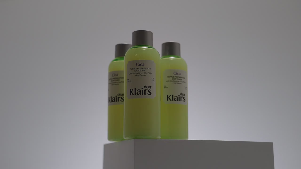 Video laden: Supple Preparation Cica Toner product video with bottles on a clean studio set